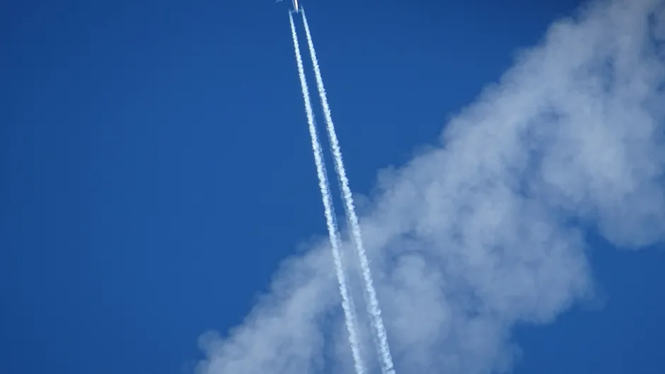 Rubrik_Klima_und_Energie_Flugzeug_Kondensstreifen_c._Pixabay_aircraft-1705922_1920